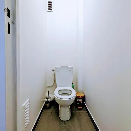 Apartment Chic With Parking *