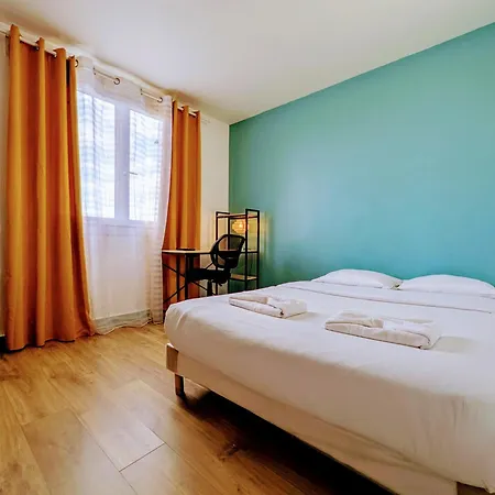 Chic With Parking Apartment Mantes-la-Jolie